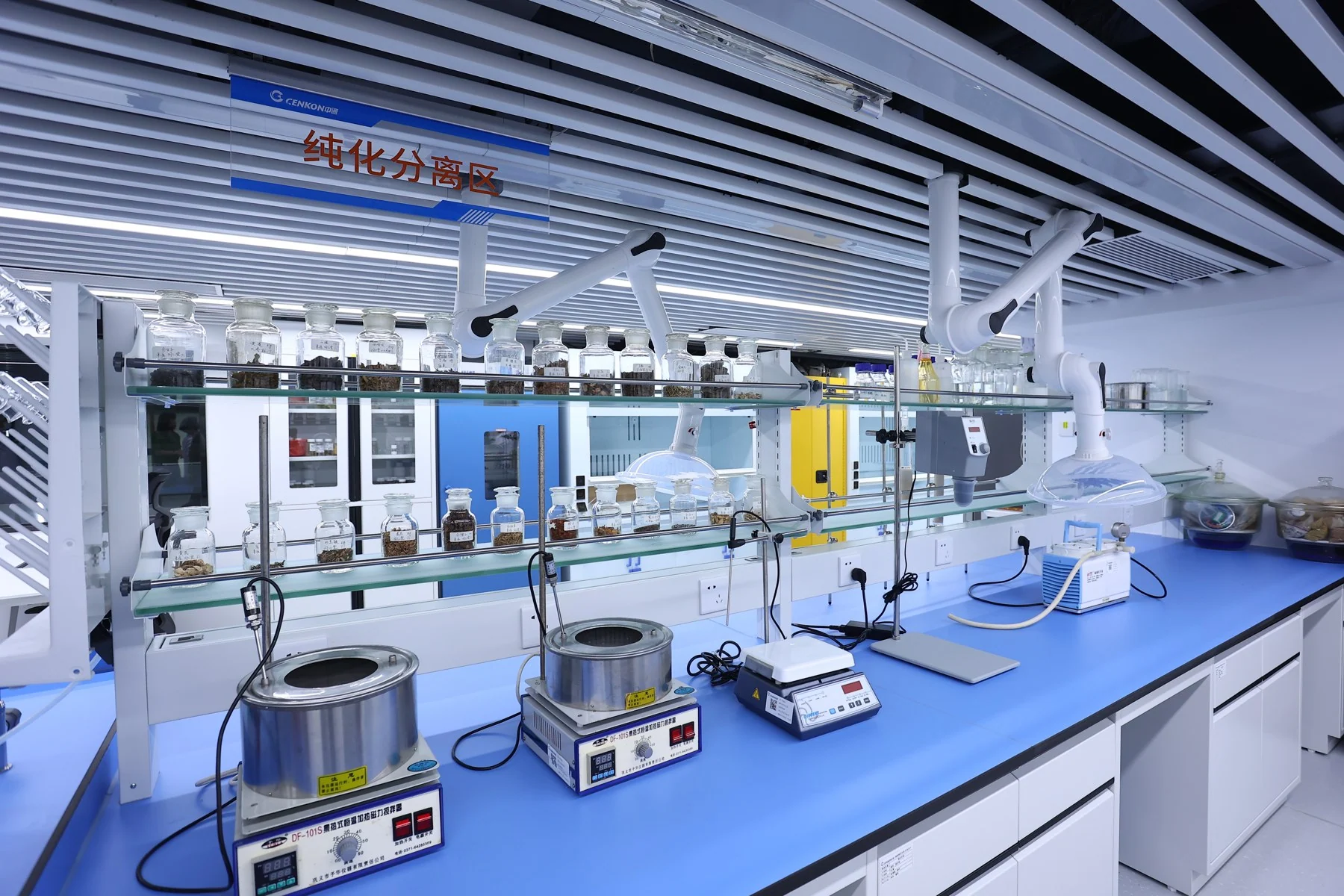 Botanical extraction laboratory